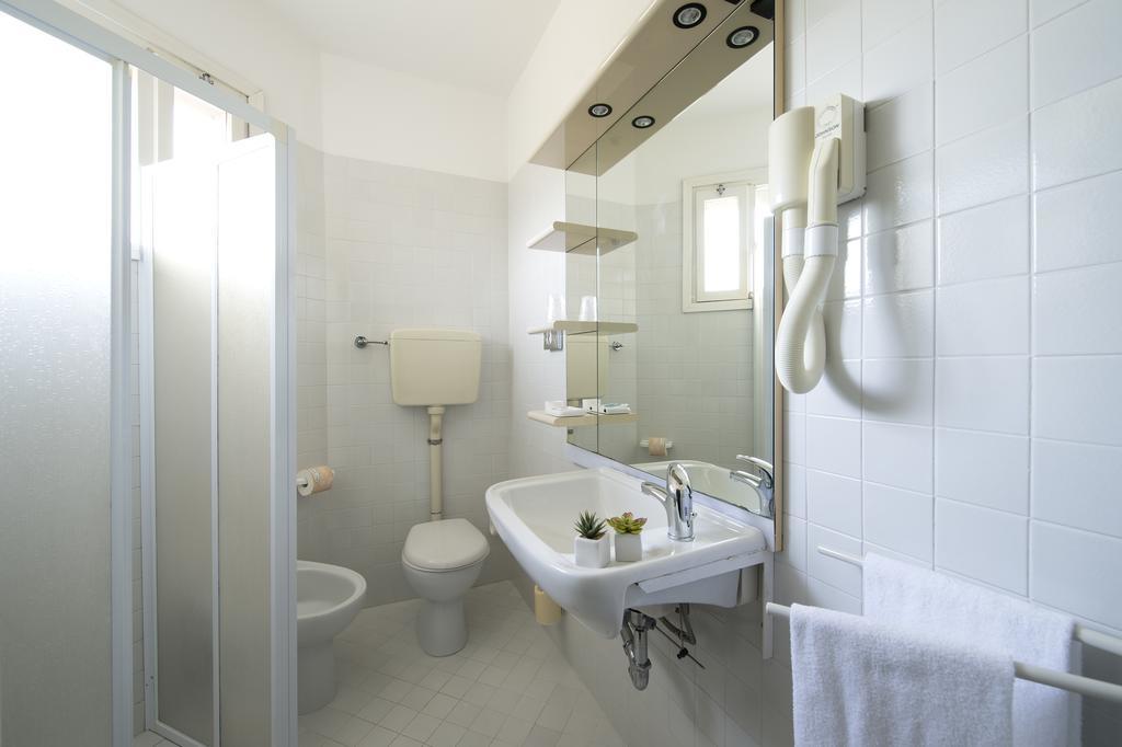Nice Hotel Бибионе Екстериор снимка