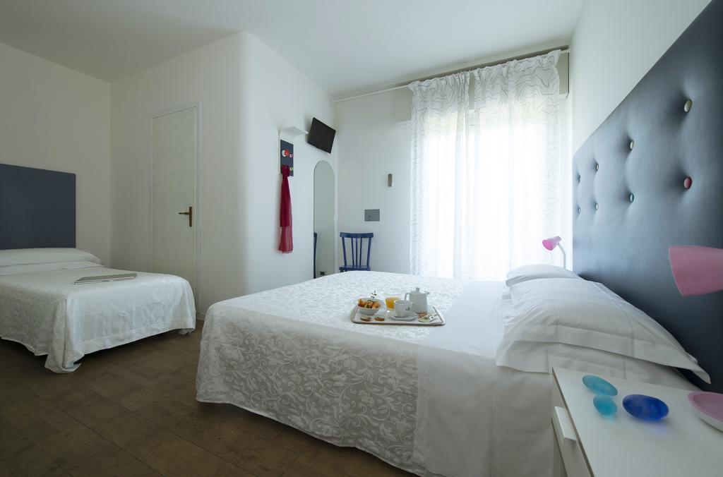 Nice Hotel Бибионе Екстериор снимка