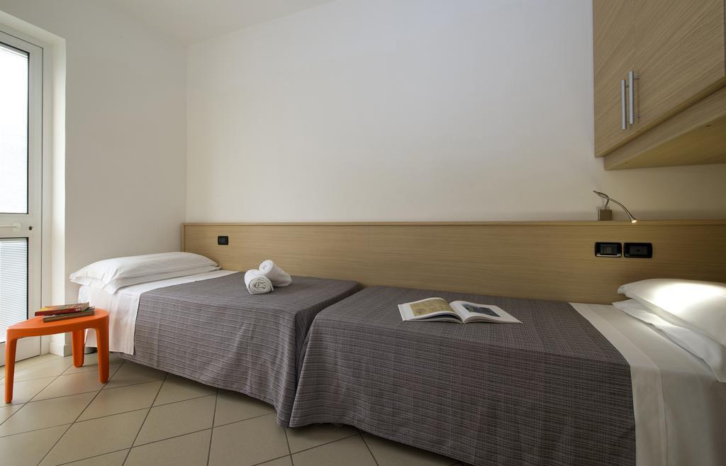 Nice Hotel Бибионе Екстериор снимка