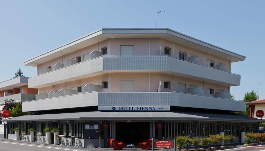 Nice Hotel Бибионе Екстериор снимка